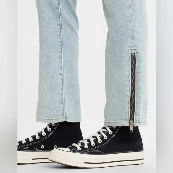 LEVI’S 724 HIGH RISE STRAIGHT BUTTON SHANK LIGHT WASH JEANS - Picture 12 of 12